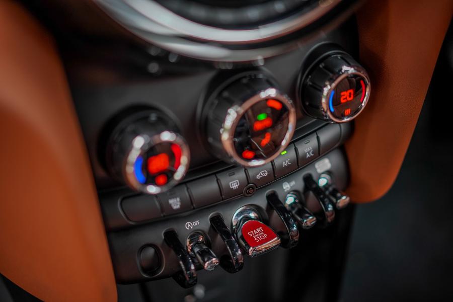 Детали интерьера Mini Cooper S Cabrio (F57) 2018 года  (MY) (фото 6 из 20)